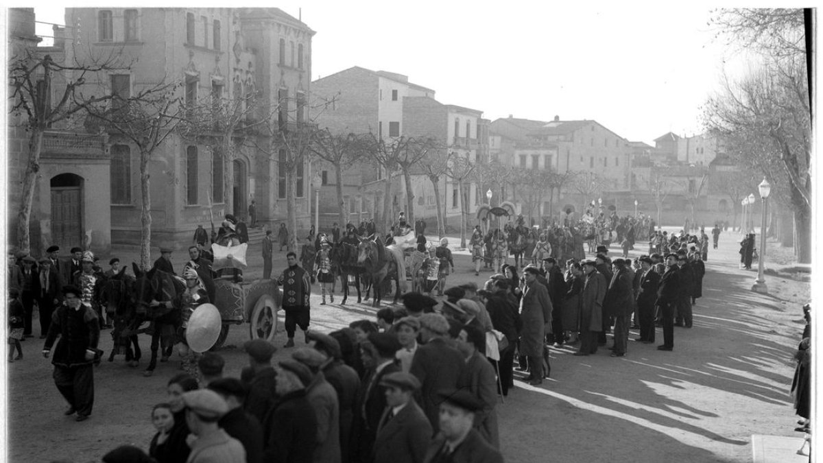 Imatge històrica d’una cavalcada, a la rambla Aragó de Lleida. - ‘REIXOS’ (PAGÈS ED.)-ACN