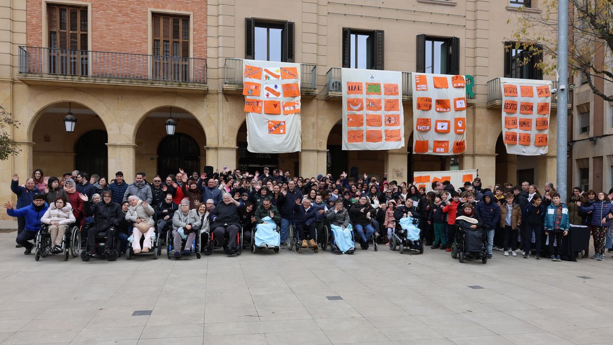 Més de 200 persones van participar ahir en la lectura del manifest a Mollerussa. - JOAN GÓMEZ