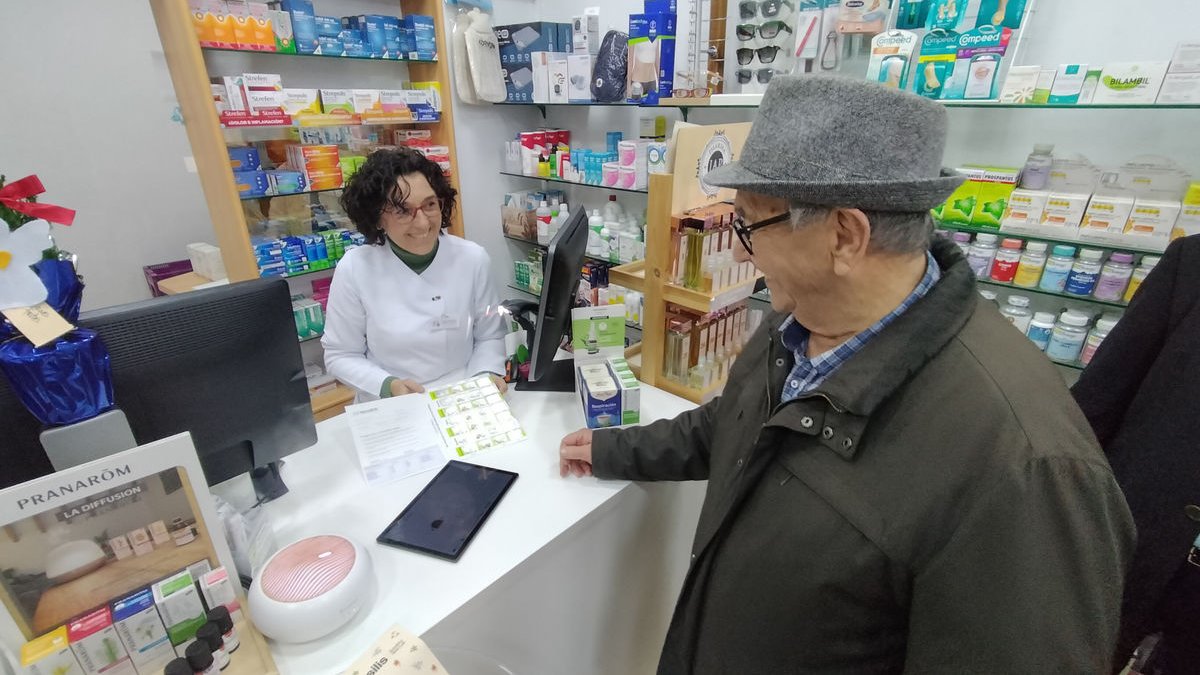 Joan Vendrell, a la farmàcia de Corbins recollint el seu blíster i parlant amb la tauleta digital. - E. FARNELL