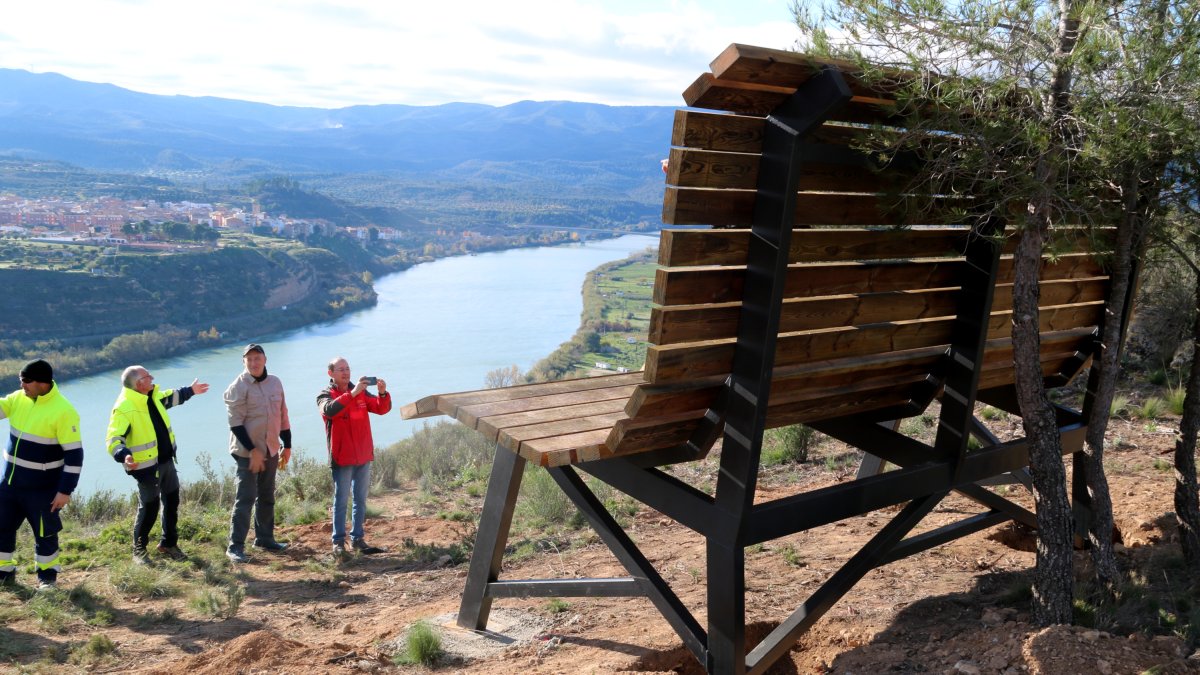Membres de Figot Tours celebrant la instal·lació del banc gegant al mirador de Vall de Porcs de Riba-roja d'Ebre.