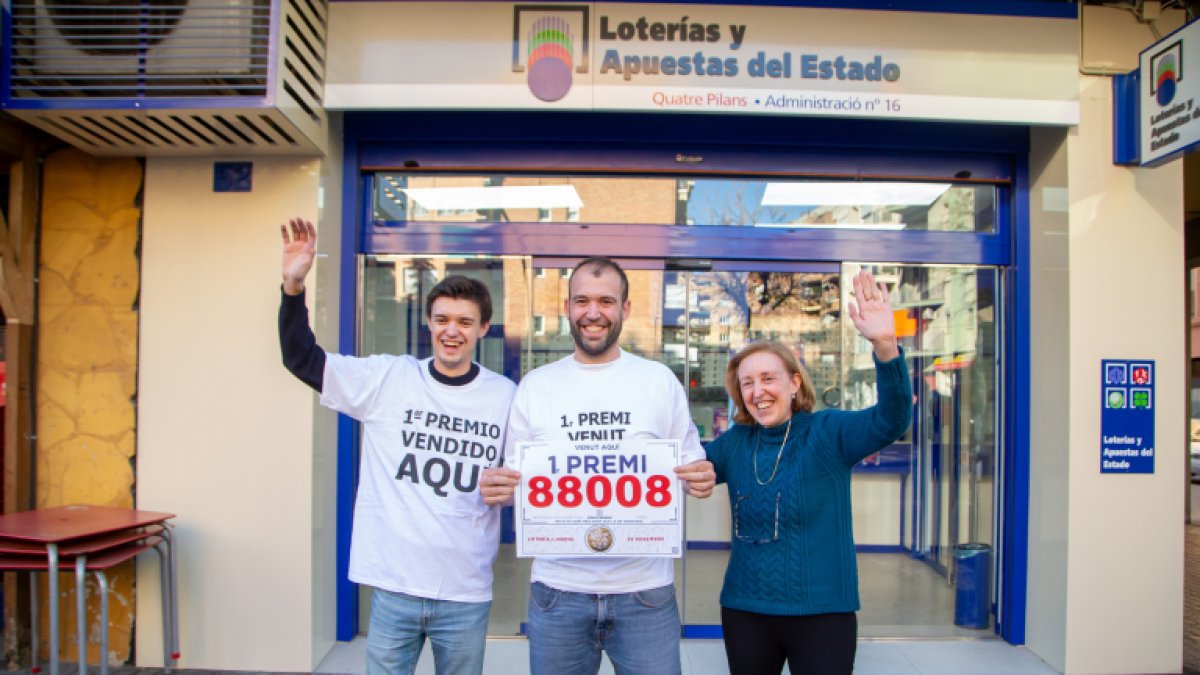 L’administració del número 1 del carrer Quatre Pilans de Lleida va repartir un dècim de la Grossa de Nadal.