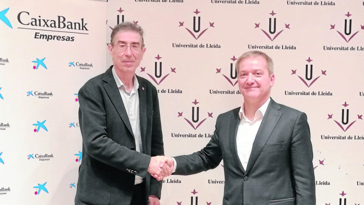 El rector i l’apoderat de CaixaBank, després de firmar el conveni. - S.E.