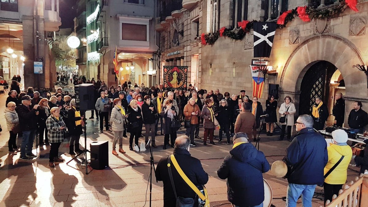 Una de las cantatas en la plaza Paeria de Lleida en 2022. - J.M.CURRIÀ