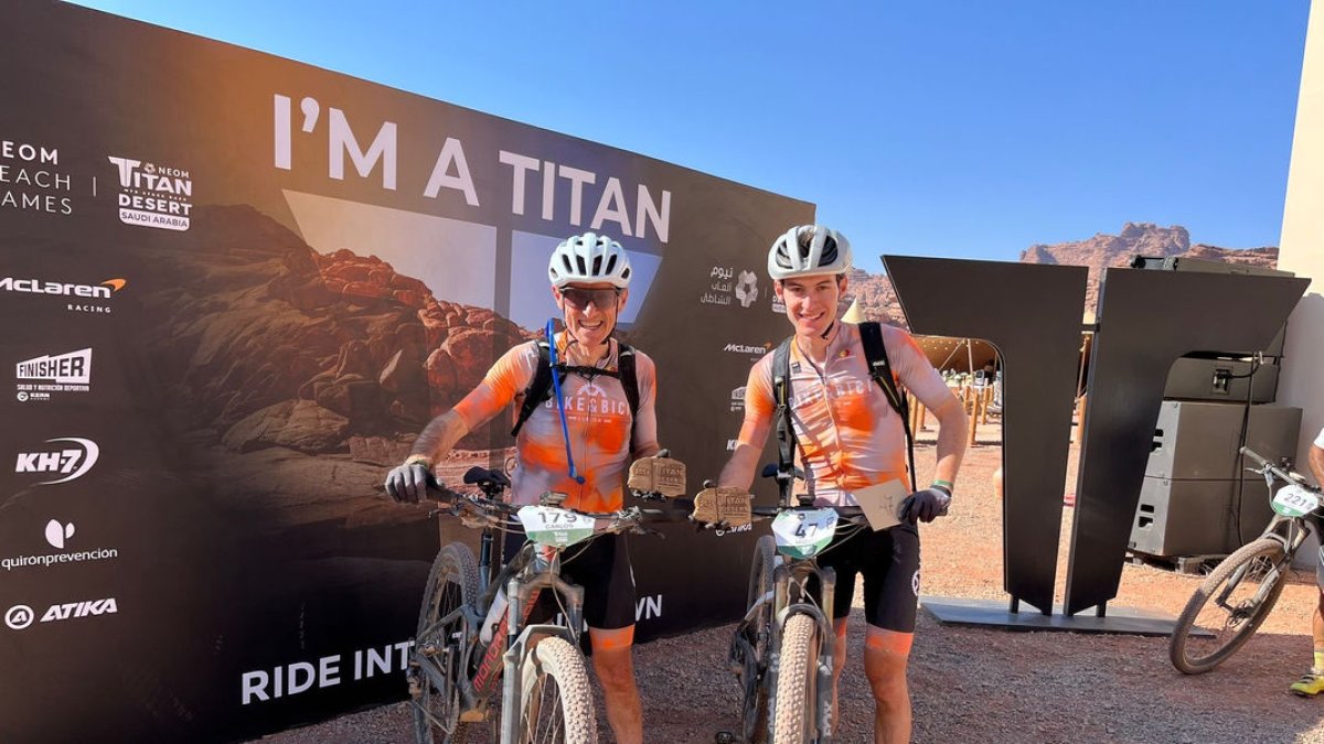 Carles i Miquel Ortas, amb els trofeus de finisher de la Titan Desert de l’Aràbia Saudita.