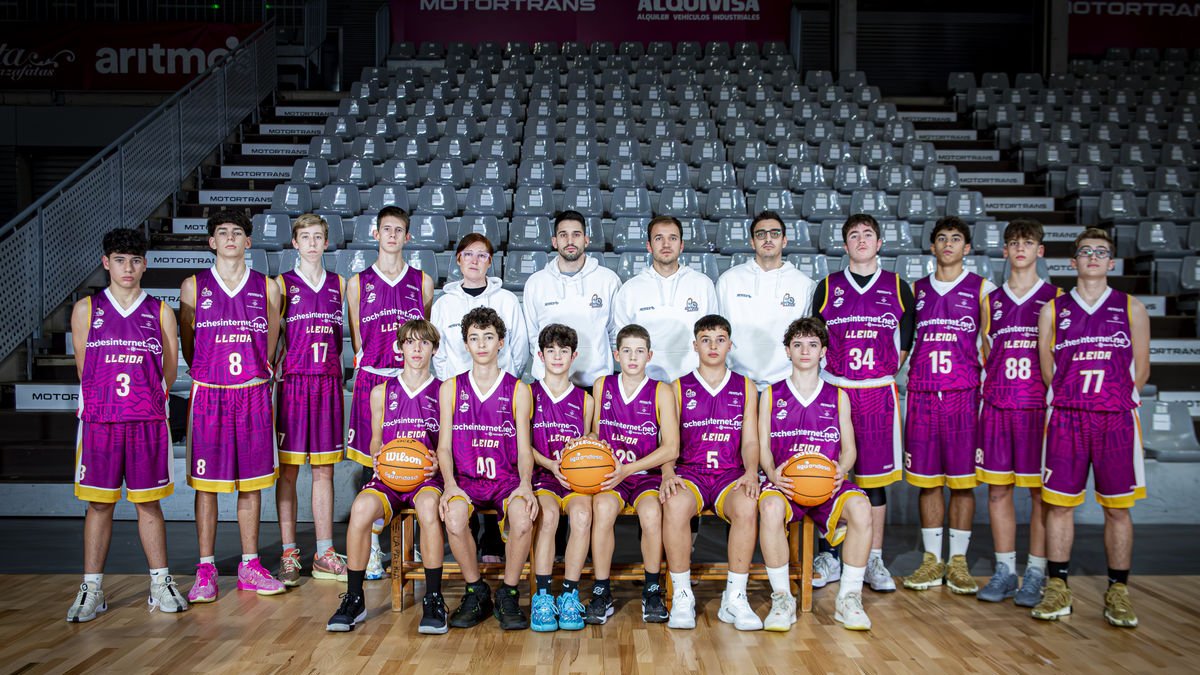 A la imatge, els jugadors i entrenadors que formen l’equip infantil que demà arranca la Minicopa ACB a Tarragona. - FORÇA LLEIDA