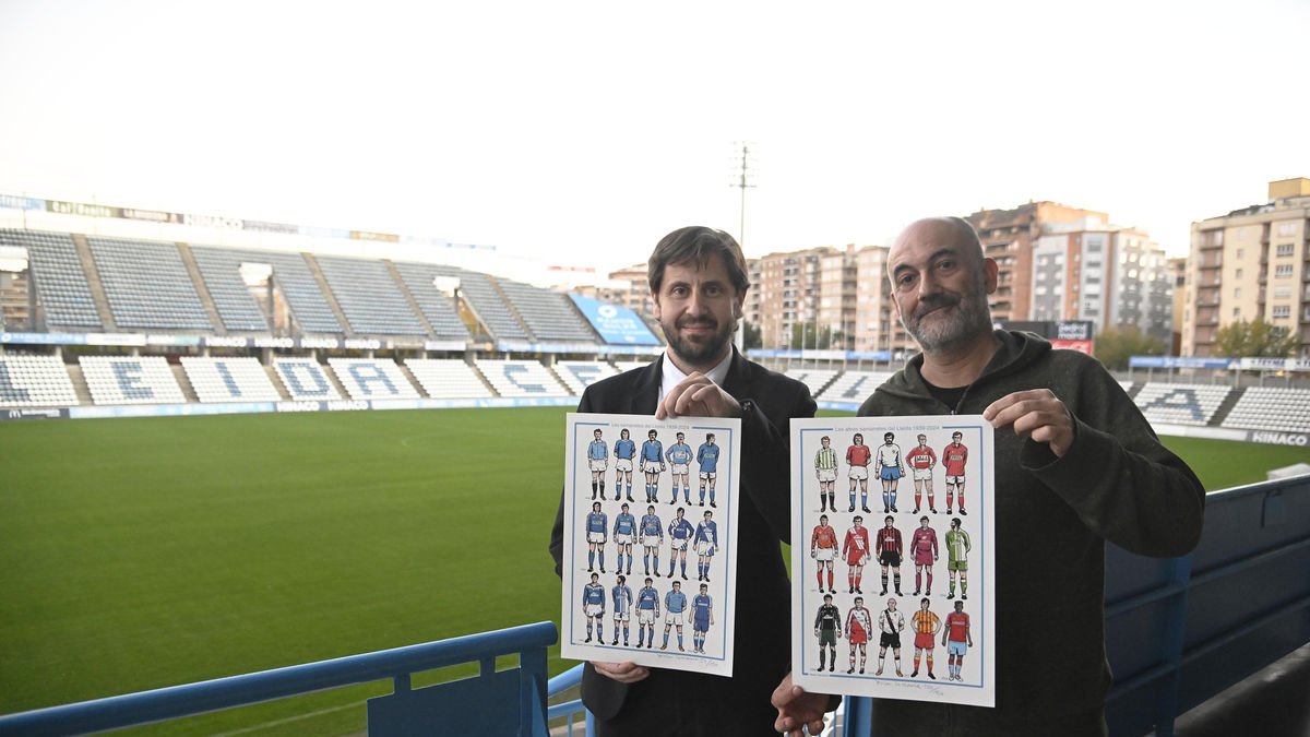 Marc Torres i Òscar Sarramia, amb dos de les tres làmines que es posaran a la venda. - SANTI IGLESIAS