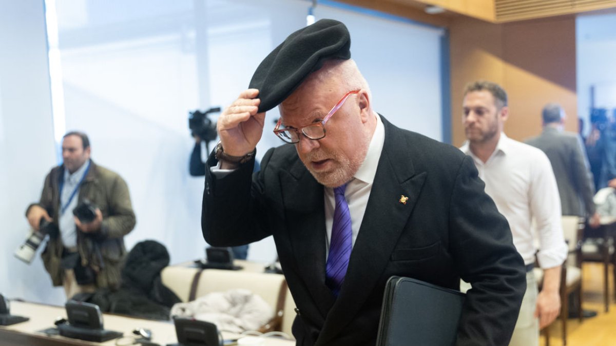 L’excomissari Villarejo, ahir a l’arribar a la comissió del Congrés sobre els atacs del 17A. - EUROPA PRESS