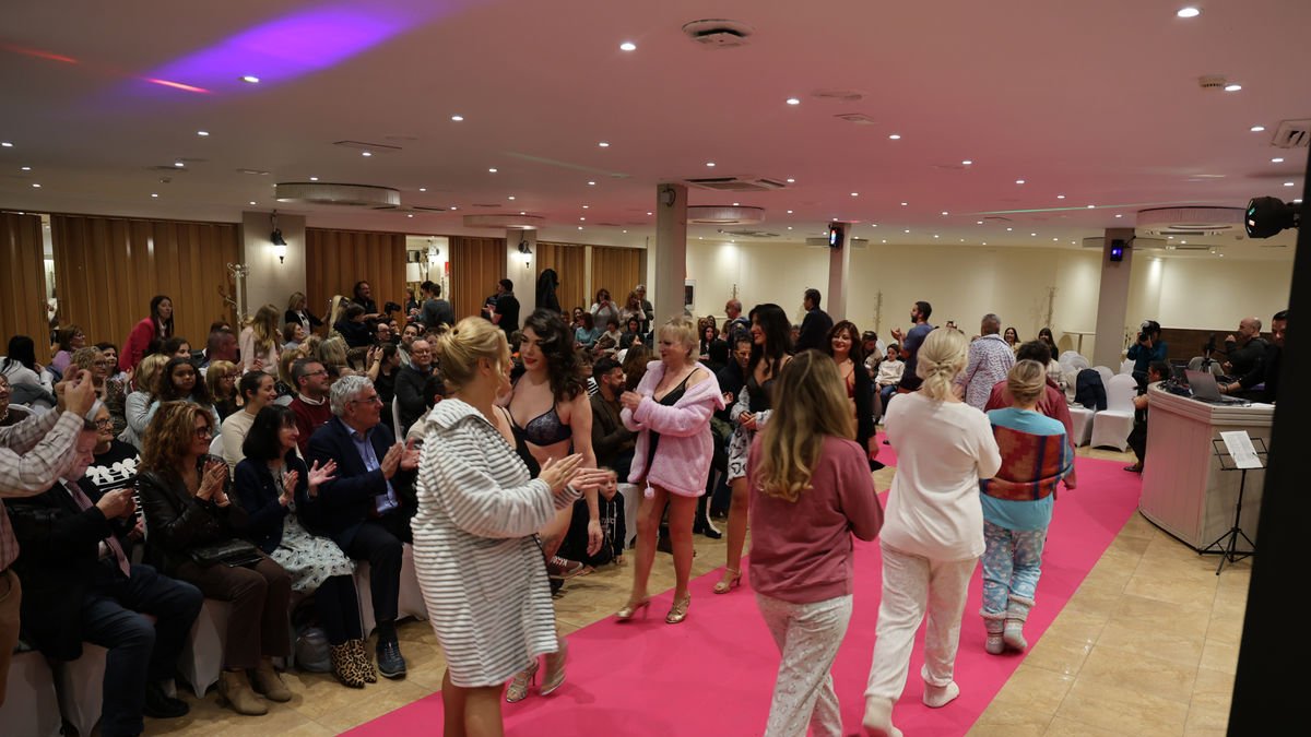 Algunes de les models que van desfilar ahir a la Fonda del Nastasi en l’esdeveniment en benefici d’Afanoc.. - AMADO FORROLLA