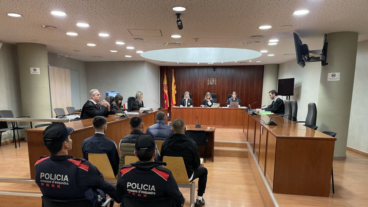 Los cuatro condenados, ayer en el banquillo de la Audiencia de Lleida. - A. GUERRERO