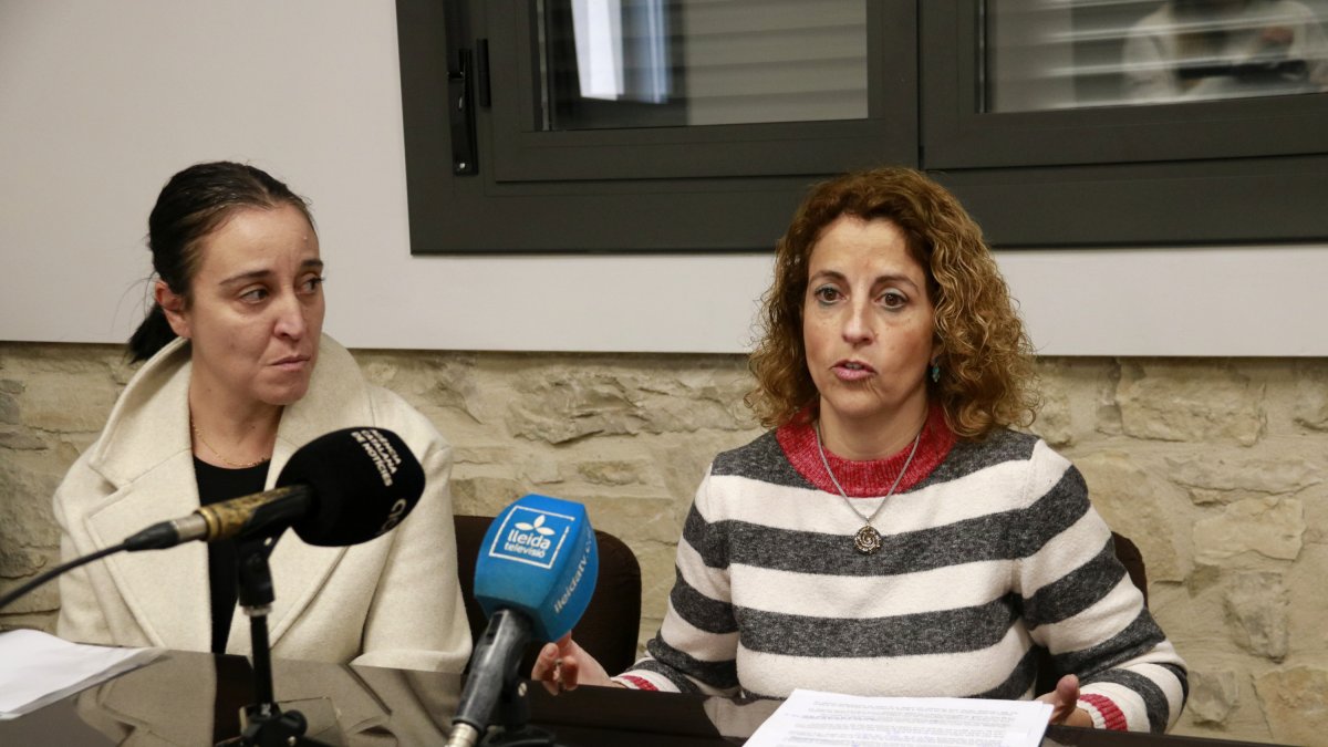 La alcaldesa de Ribera d'Ondara, Elisabet Jové, y la primera teniente de alcalde, Yolanda Tàsies, durante una rueda de prensa en el ayuntamiento.