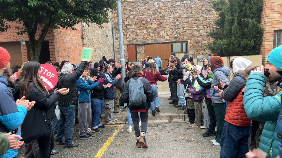 Los manifestantes hicieron un pasadizo a las seis encausadas en el momento de la entrada al juzgado de Tremp.