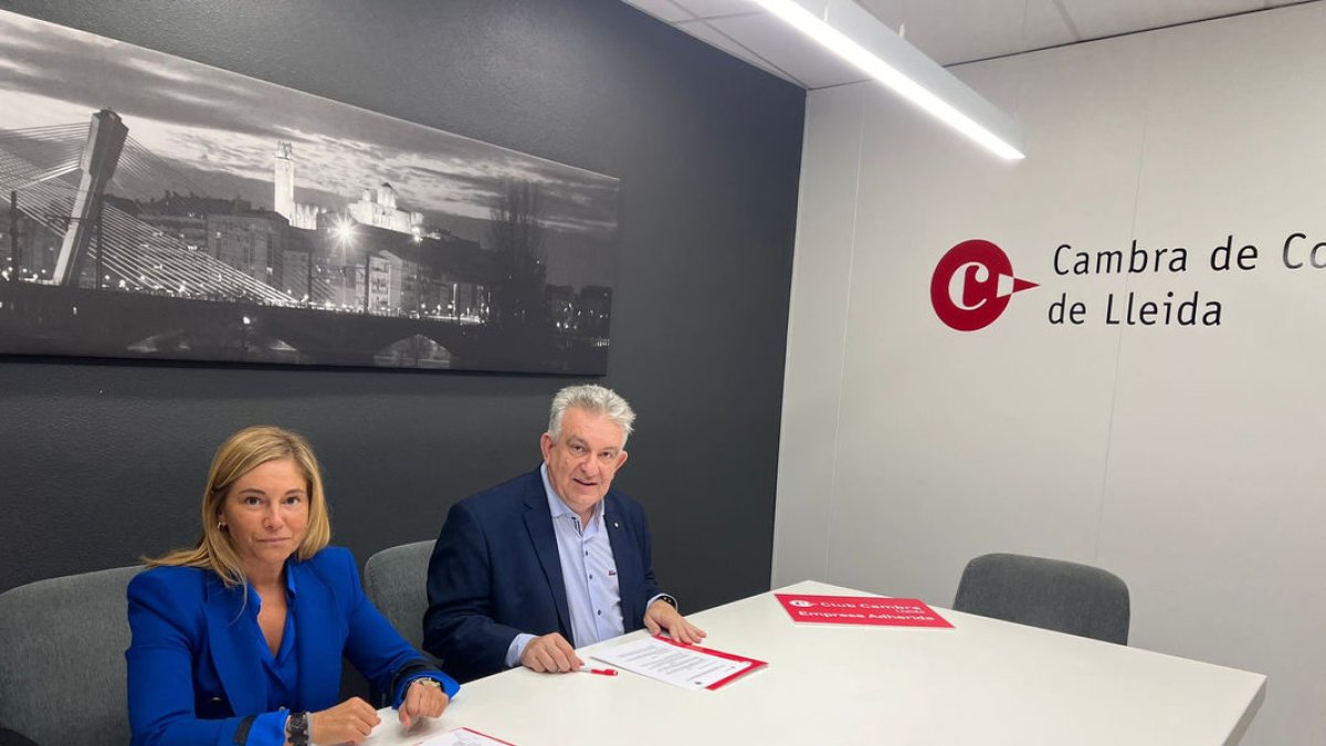 Marta Pereira, directora general del Lleida, i Jaume Saltó, president de la Cambra, firmant l’acord.