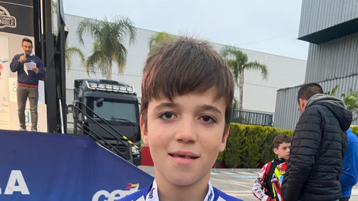Pau Giralt, con la medalla de campeón de España Juvenil B.