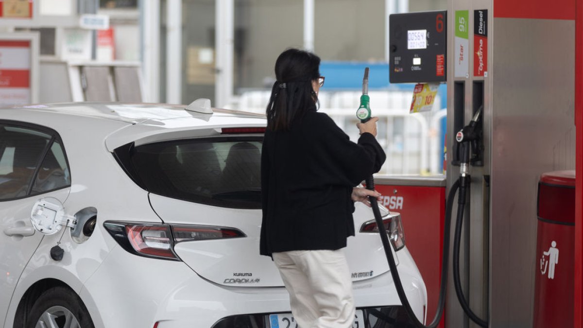 Llenar el depósito cuesta esta semana entre 79 y 84 euros. - EUROPA PRESS