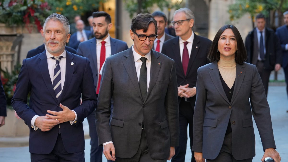 Salvador Illa, flanquejat per Fernando Grande-Marlaska i Núria Parlon, abans de la Junta de Seguretat. - EFE