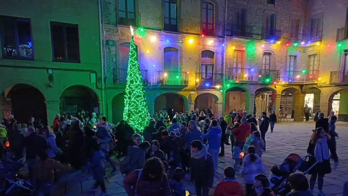 L’encesa de llums va omplir la plaça Major de Guissona. - CEDIDA