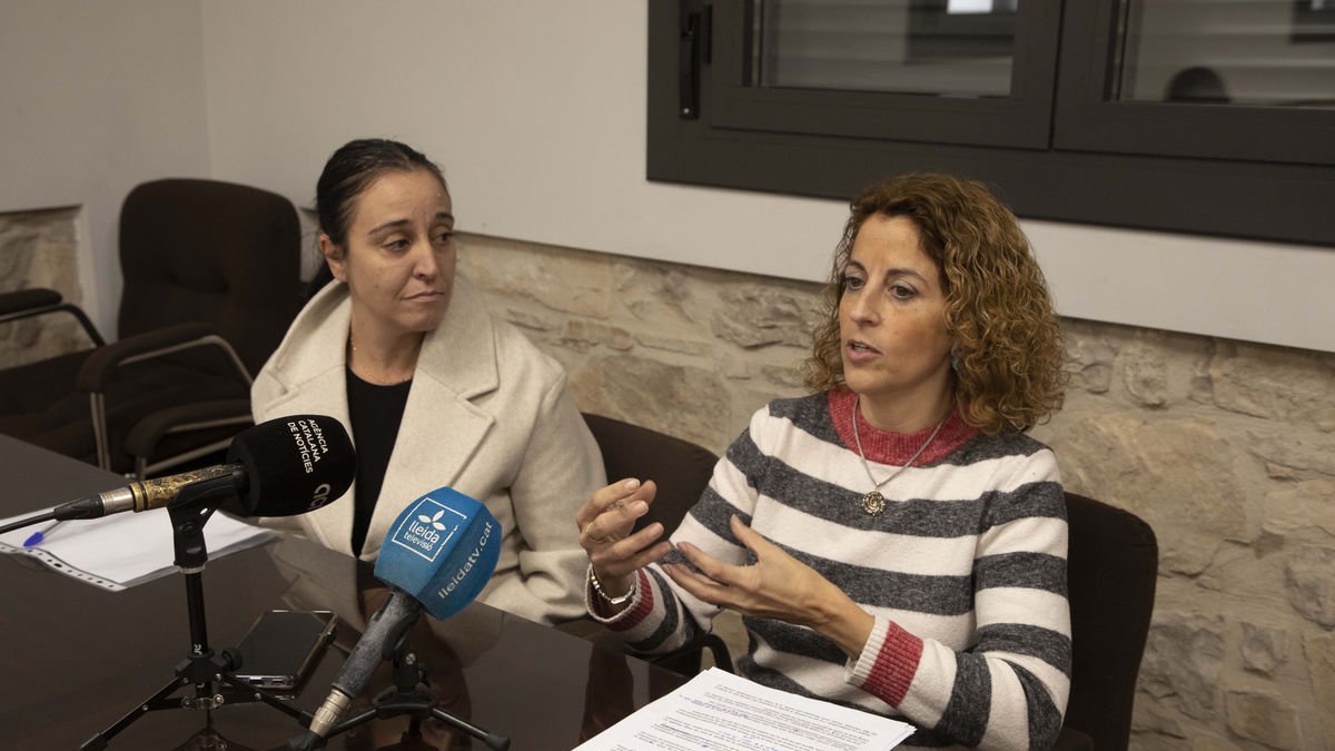 Yolanda Tasies, primera teniente de alcaldía, y Elisabet Jové ayer durante la rueda de prensa. - C. MARSIÑACH