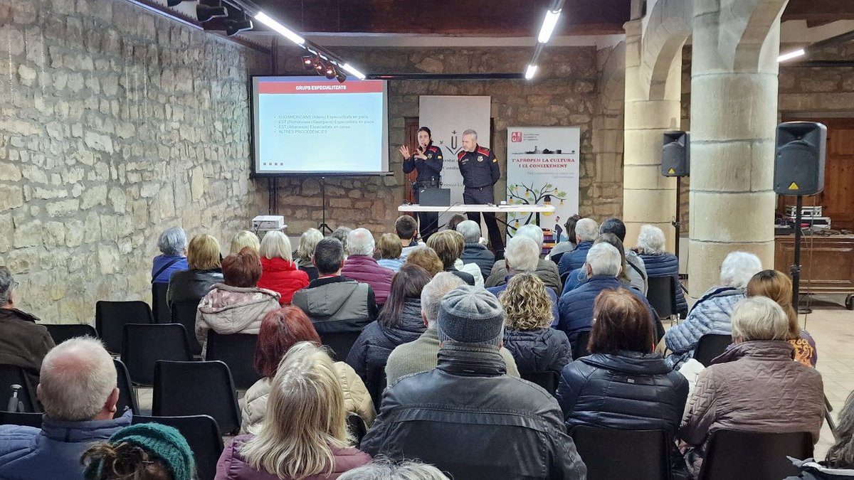 Imagen de la charla de los Mossos a vecinos de Castellserà. - MOSSOS D’ESQUADRA