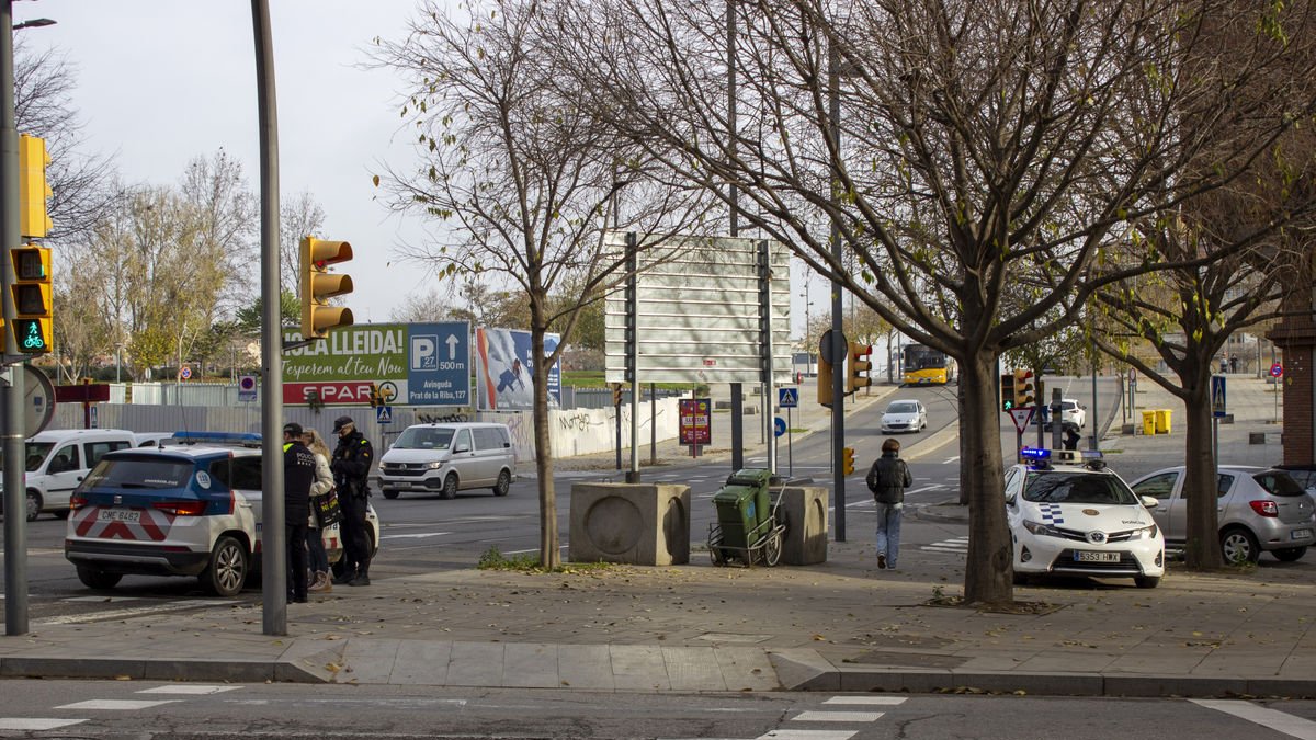 Una patrulla de Mossos y otra de la Urbana en el lugar del siniestro. - ROGER BARRAGÁN