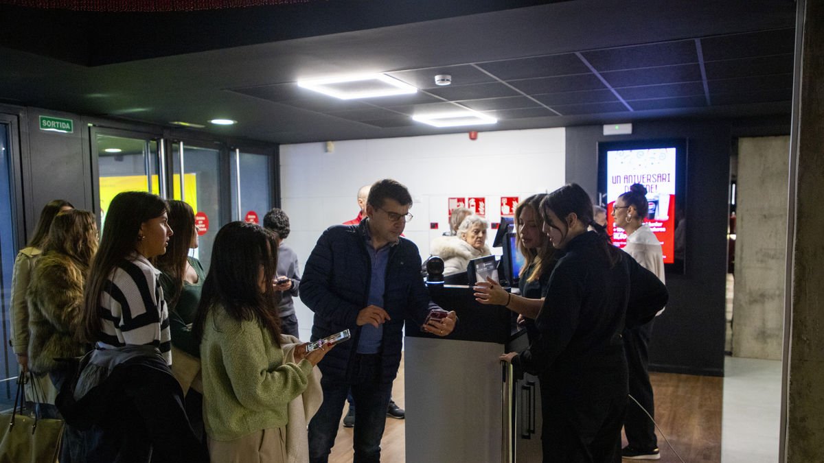 Las entradas se pueden comprar online o presencialmente y el personal del cine las valida antes de acceder al puesto de venta de comida. - GERARD HOYAS