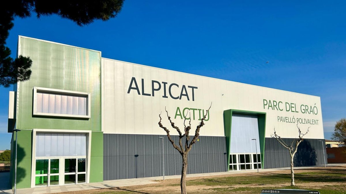 Aspecte exterior del pavelló que s’inaugura avui a Alpicat.