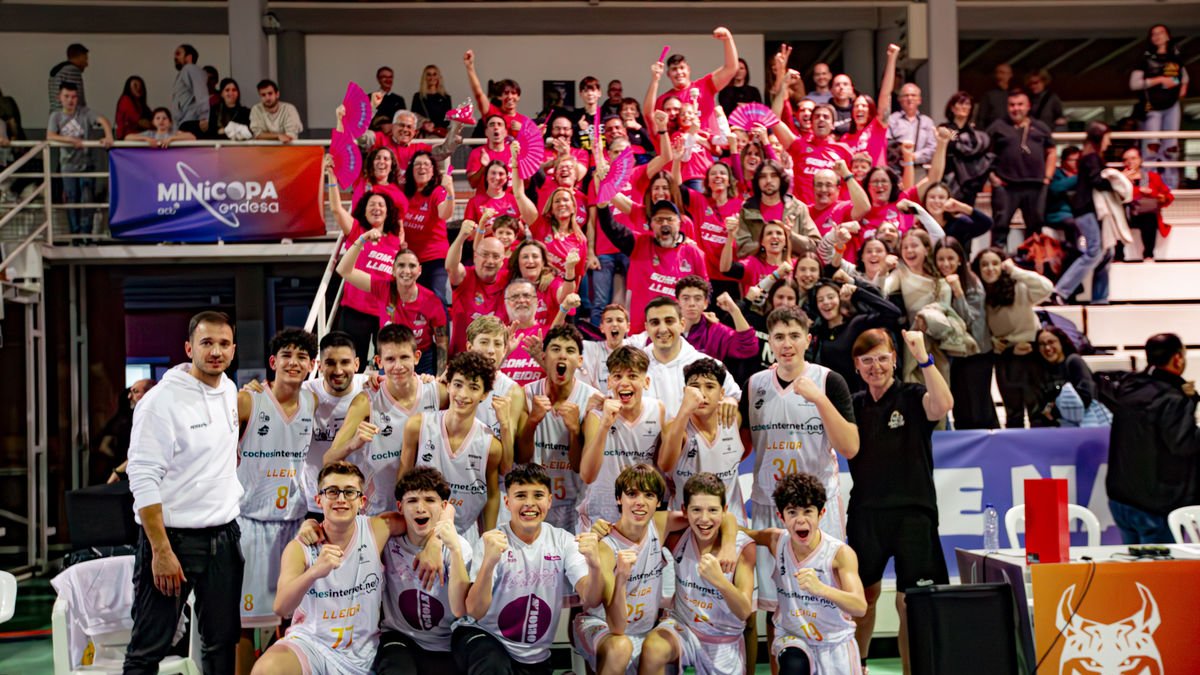 Els jugadors lleidatans celebren la victòria amb l’afició que es va desplaçar des de Lleida. - ACB PHOTO
