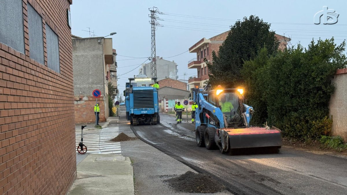 Els treballs de millora del paviment de la via pública. - R. BALAGUER