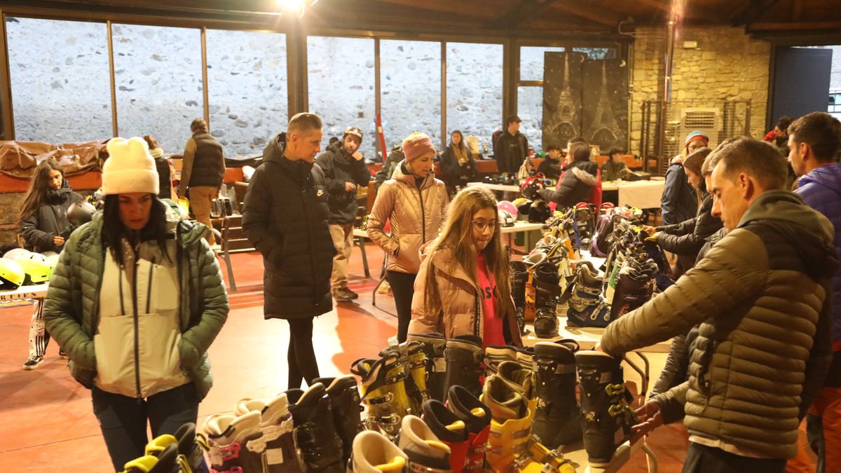 Cientos de aficionados a los deportes de montaña pasaron ayer por el mercado de Arties. - EDGAR ALDANA