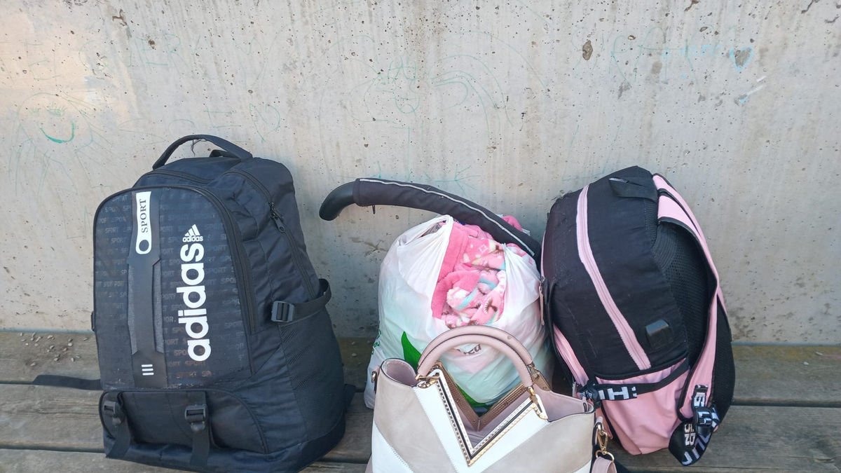 Les motxilles de la família vulnerable desallotjada de l’hostal. - PAH LLEIDA