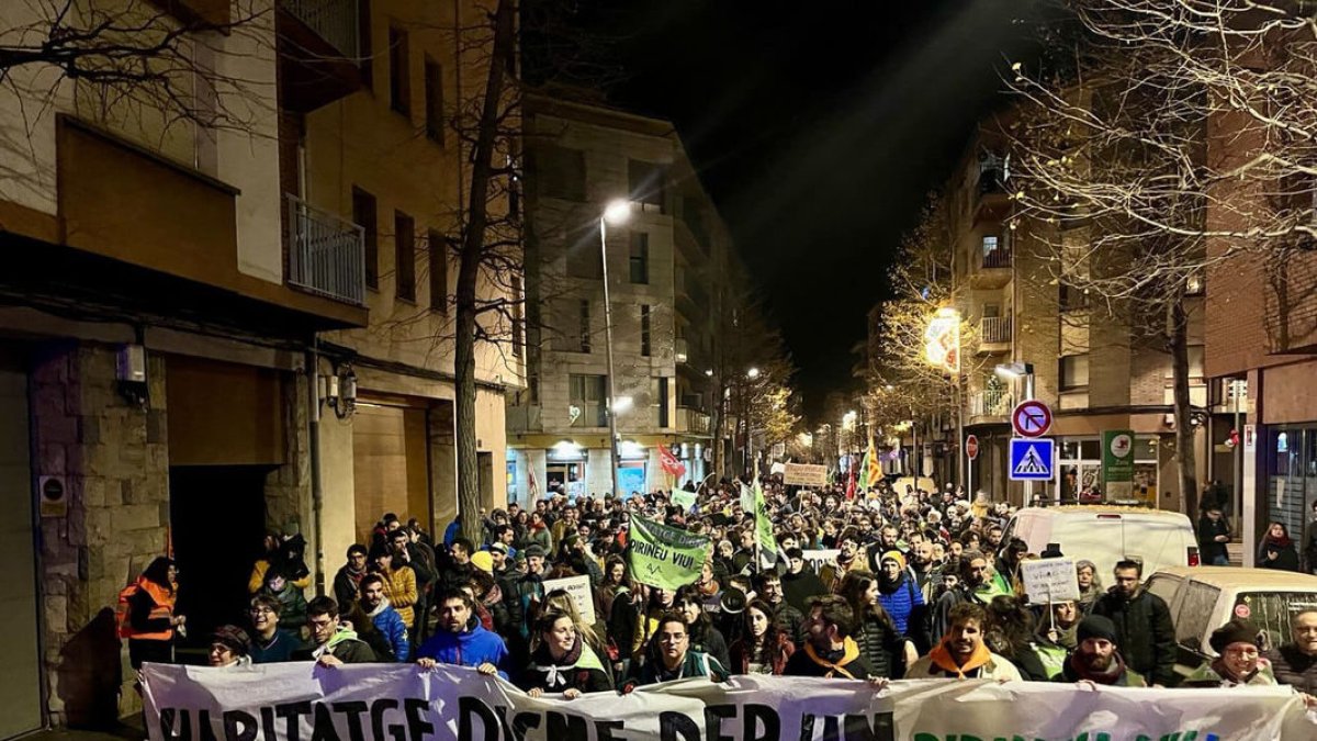La manifestació va recórrer durant gairebé dos hores els carrers del centre de la Seu d’Urgell. - PIRINEU SOSTENIBLE