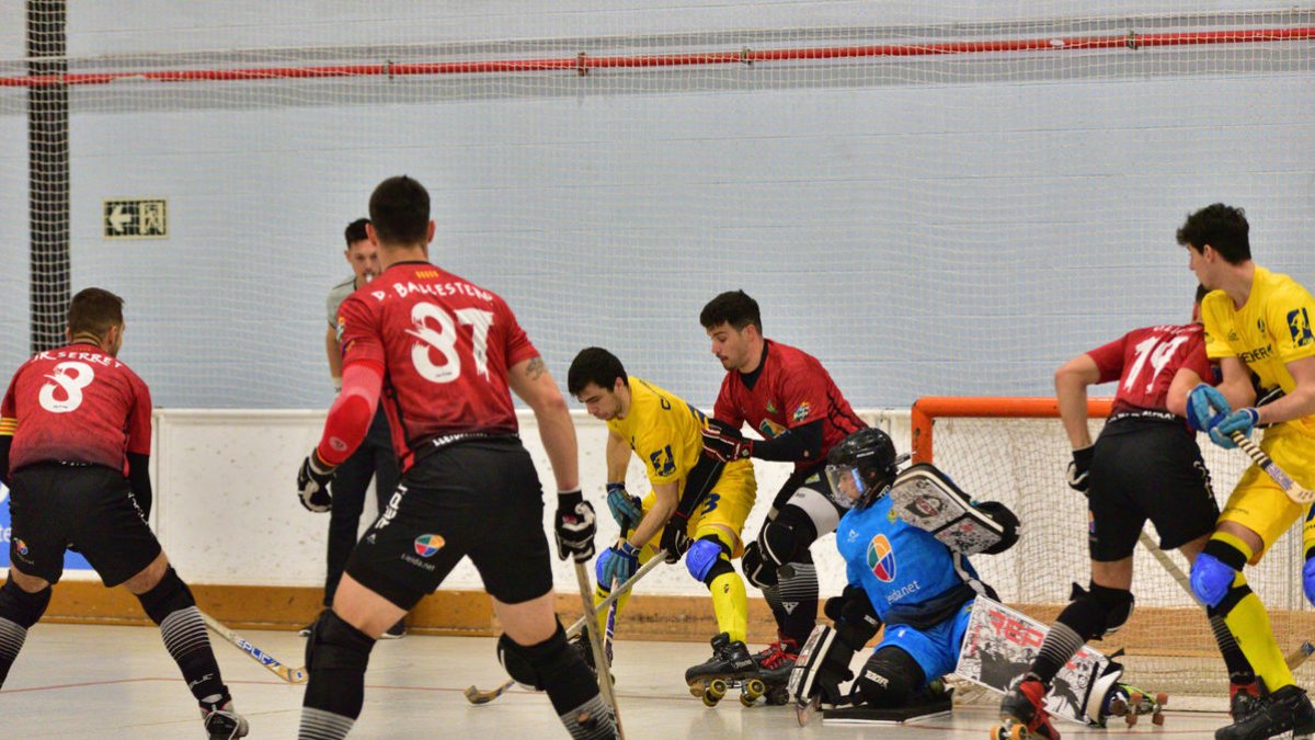 Jugadors de l’Alpicat defensen un atac del Sant Just. - JAUME ESTELA; IG: @JLEM_HCSJ