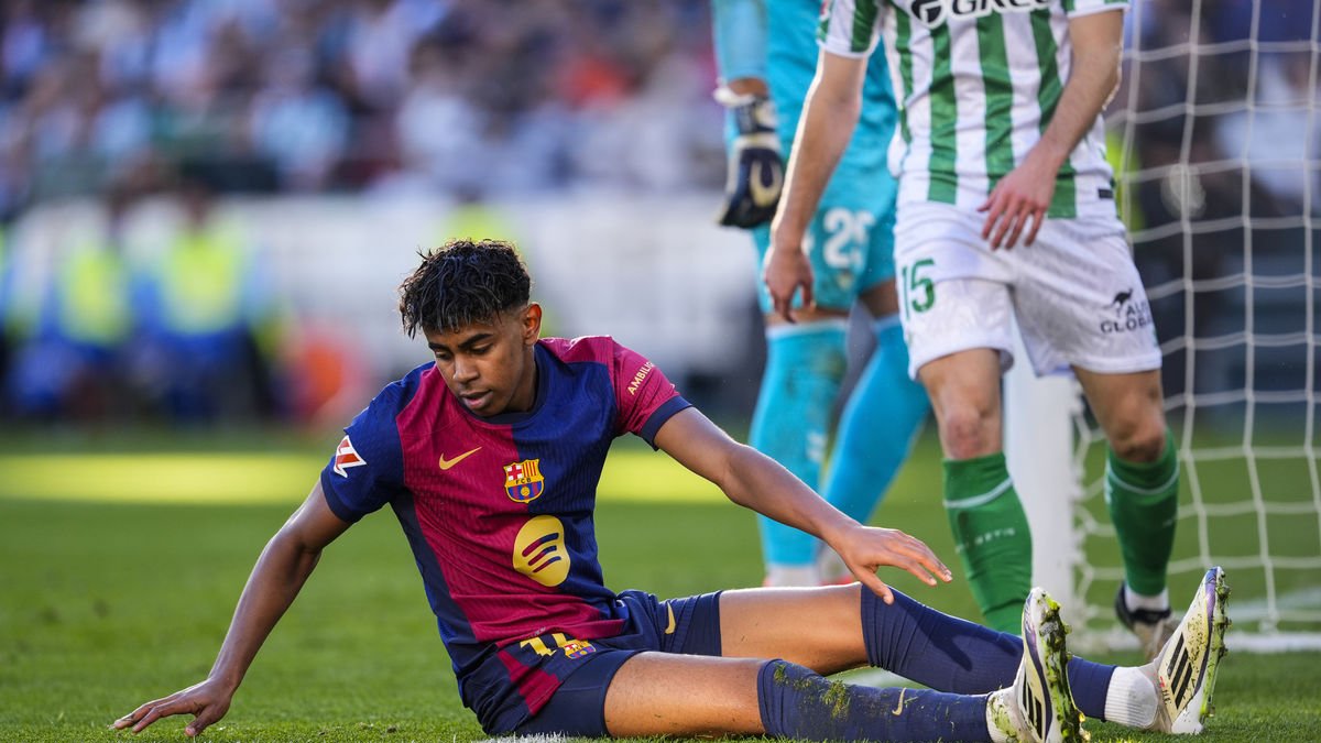 Lamine Yamal, caigut a la gespa, va ser el principal argument del FC Barcelona en atac ahir al camp del Betis. - EUROPA PRESS