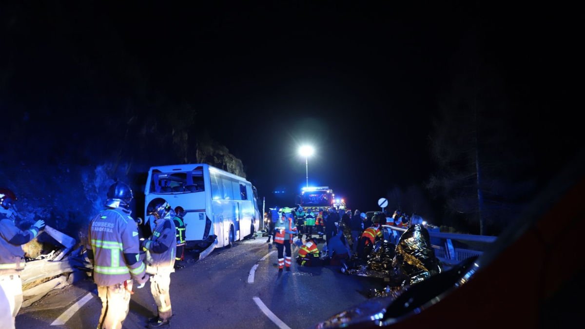 Imatge dels equips de rescat al costat de l’autobús accidentat diumenge passat a Portè. - PREFECTURA DELS PIRINEUS ORIENTALS
