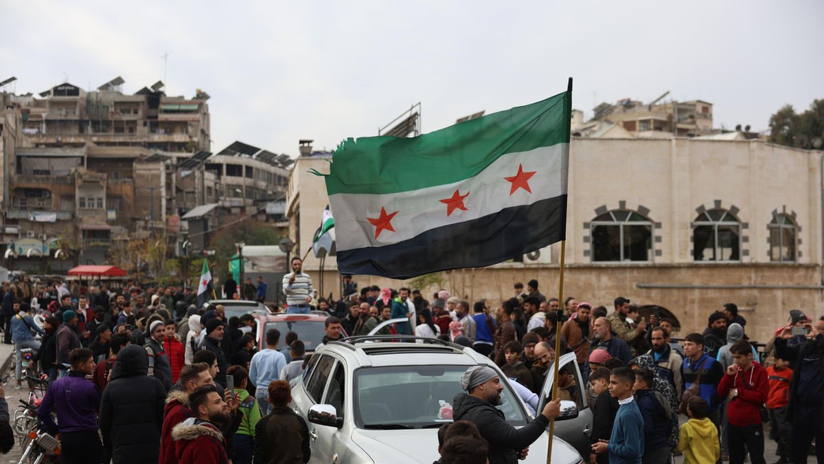 Opositors sirians celebren la presa de la ciutat de Hama, al nord de la capital, Damasc. - EFE/EPA/MOHAMMED AL RIFAI