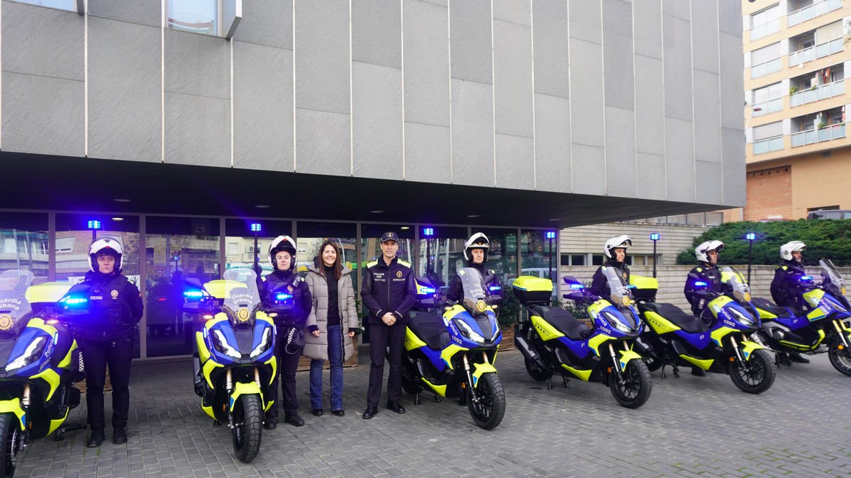 La concejala Cristina Morón con los agentes y las nuevas motos. - PAERIA