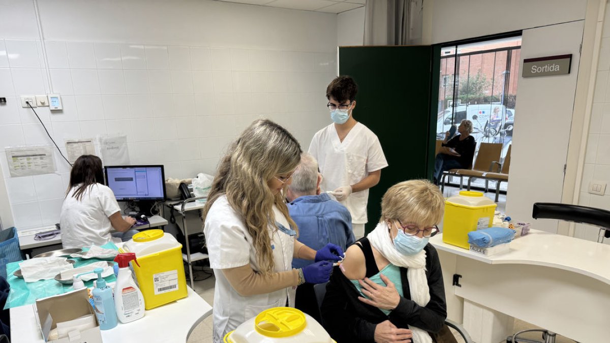 Vacunación contra la gripe y la Covid en el CAP Primer de Maig. - MARC CARBONELL