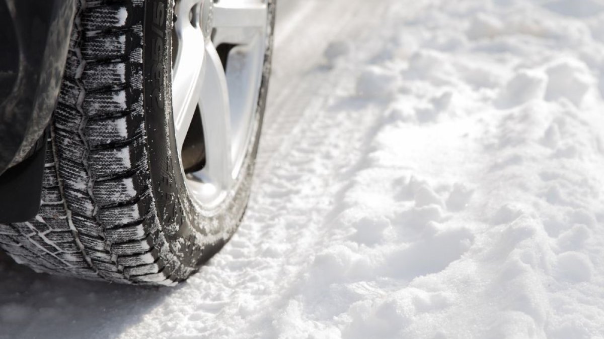Archivo - Un coche con nieve