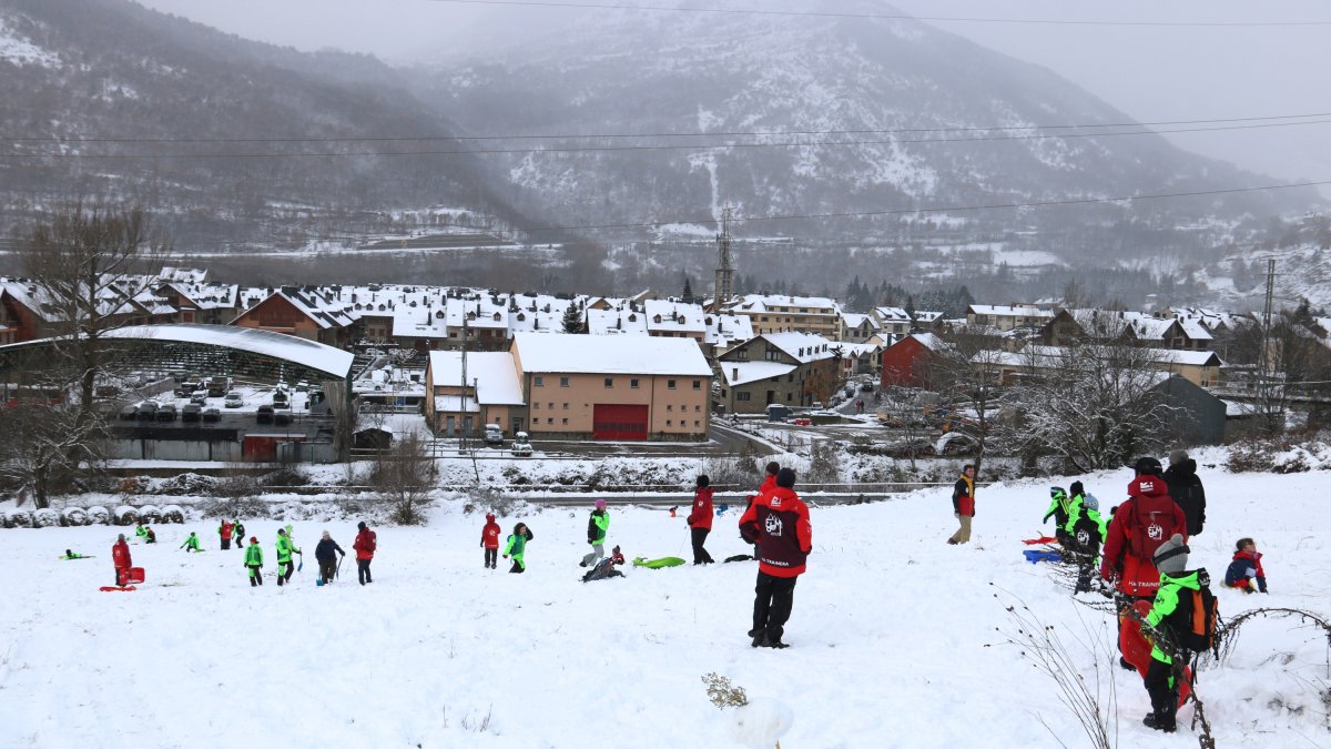 Infants juegan con la nieve a Esterri d'Àneu