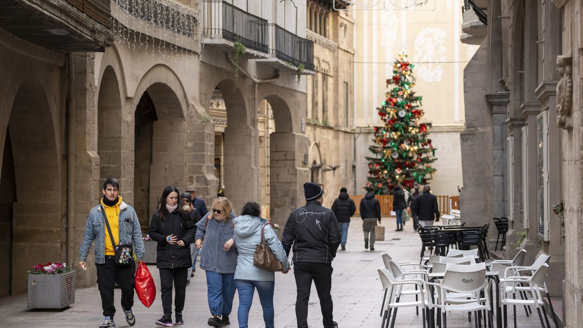 Pasear con bolsas de compras recién hechas era la tónica ayer en el Eix Comercial. - PAU PASCUAL PRAT