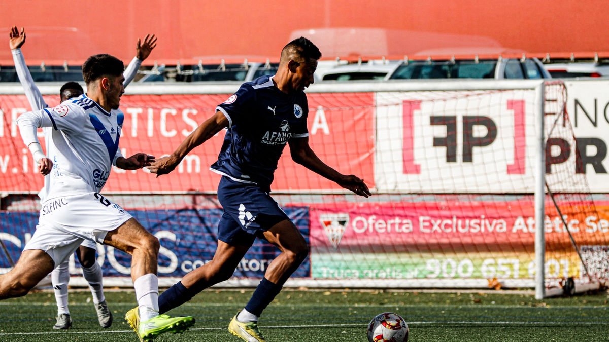Els golejadors del partit, Soule i Wilber, celebrant un dels gols de l’Atlètic Lleida. - ÍNGRID SEGURA