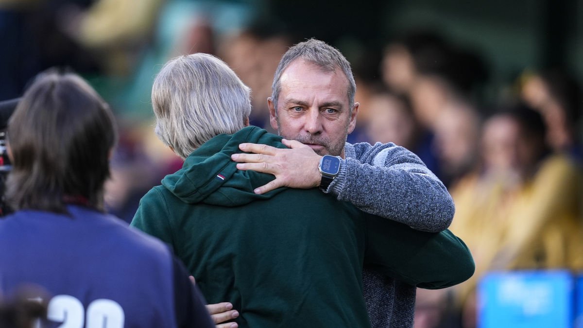 Hansi Flick abraça Manuel Pellegrini, tècnic del Betis, dissabte passat abans del partit. - EUROPA PRESS
