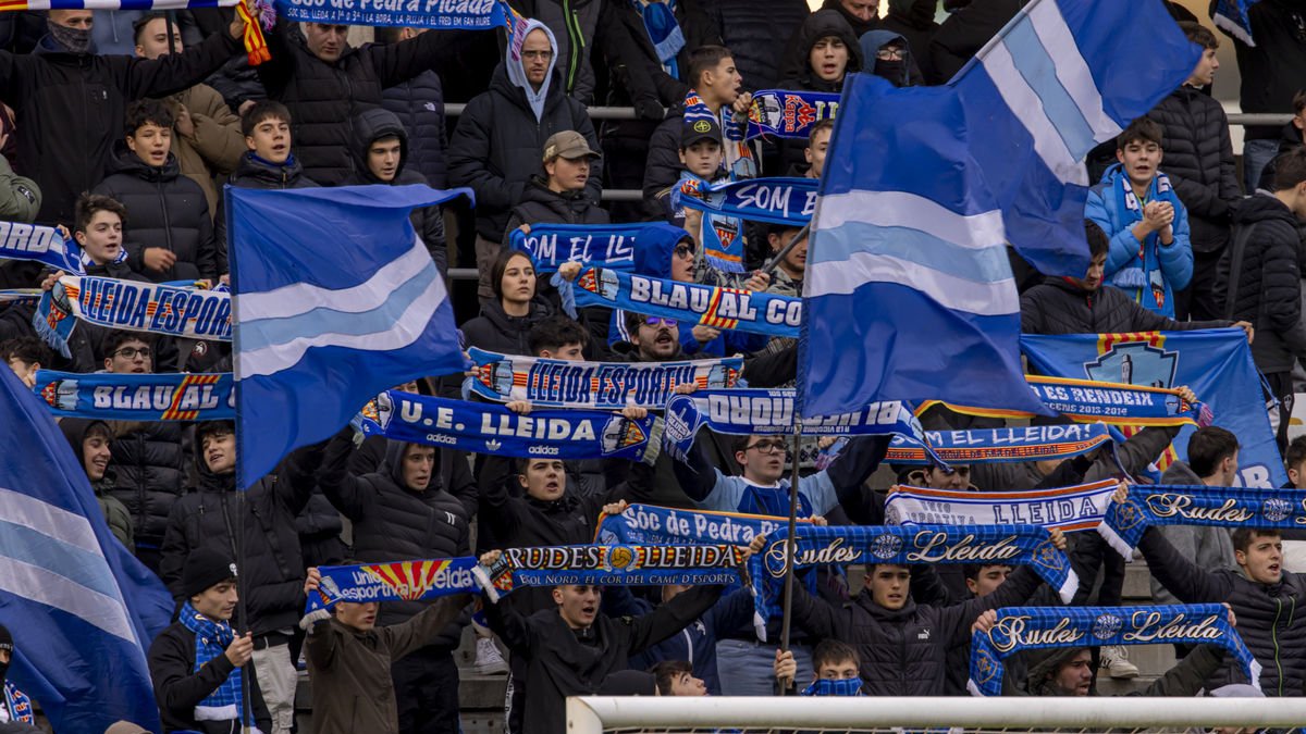 L’afició del Gol Nord de l’estadi, animant durant el partit. - JORDI ECHEVARRIA