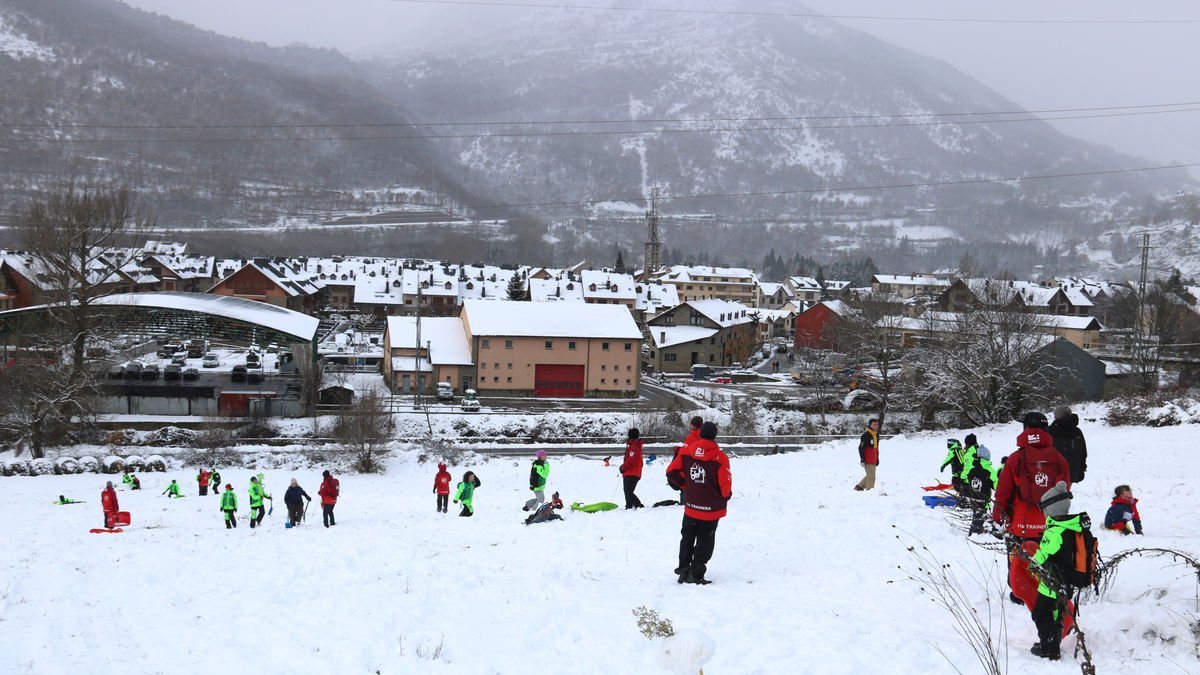 Niños jugando con la nieve en Esterri d’Àneu al acabar el puente festivo. - ACN