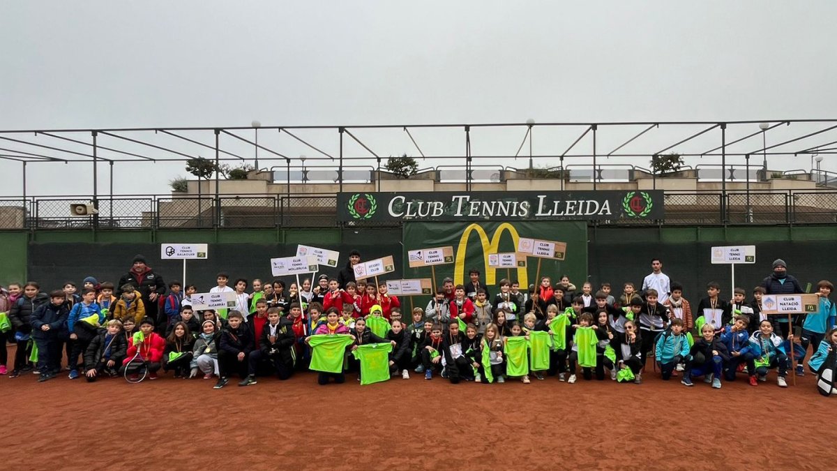 Foto de familia con los catorce equipos que tomaron parte en la edición del 2004 de la Lliga McDonald’s de tenis para jugadores benjamines y prebenjamines.