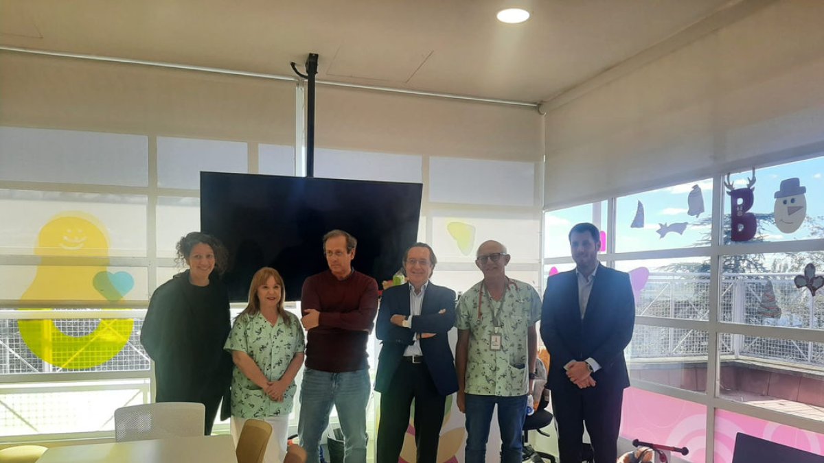 Inauguración ayer del nuevo espacio lúdico del Servicio de Pediatría del hospital Arnau de Vilanova. - L.G.