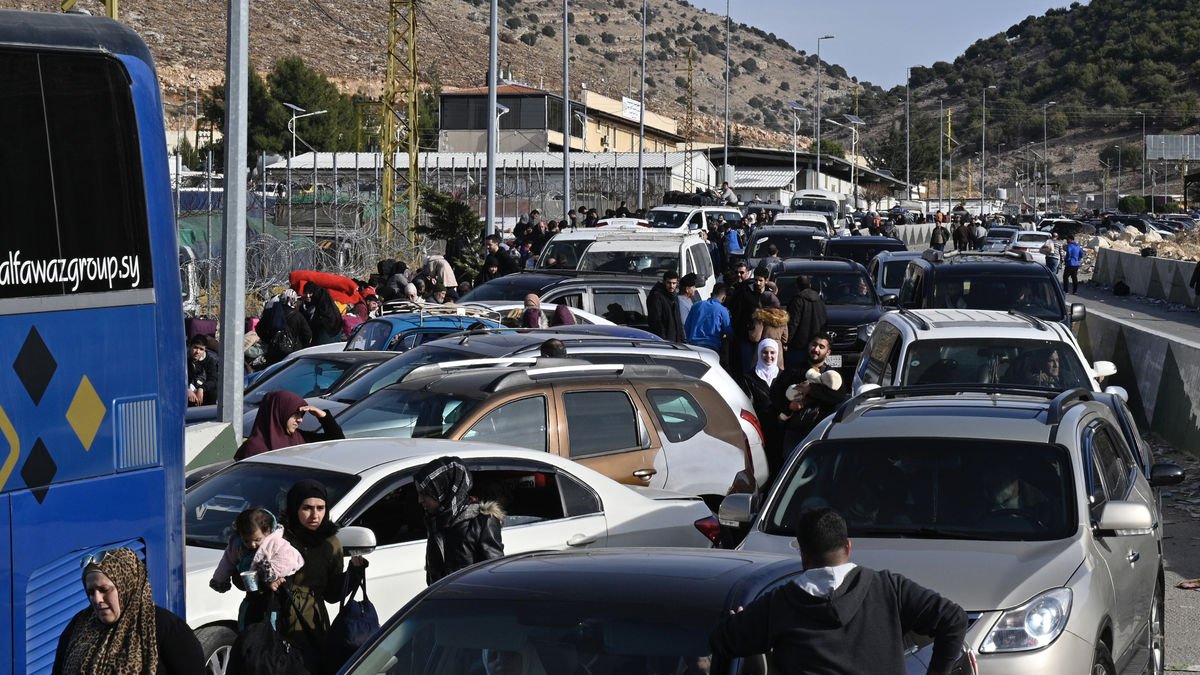 Imagen de la frontera entre Siria y Líbano en Al-masnaa con gente esperando pasar de un lado al otro. - EFE/EPA/WAEL HAMZEH