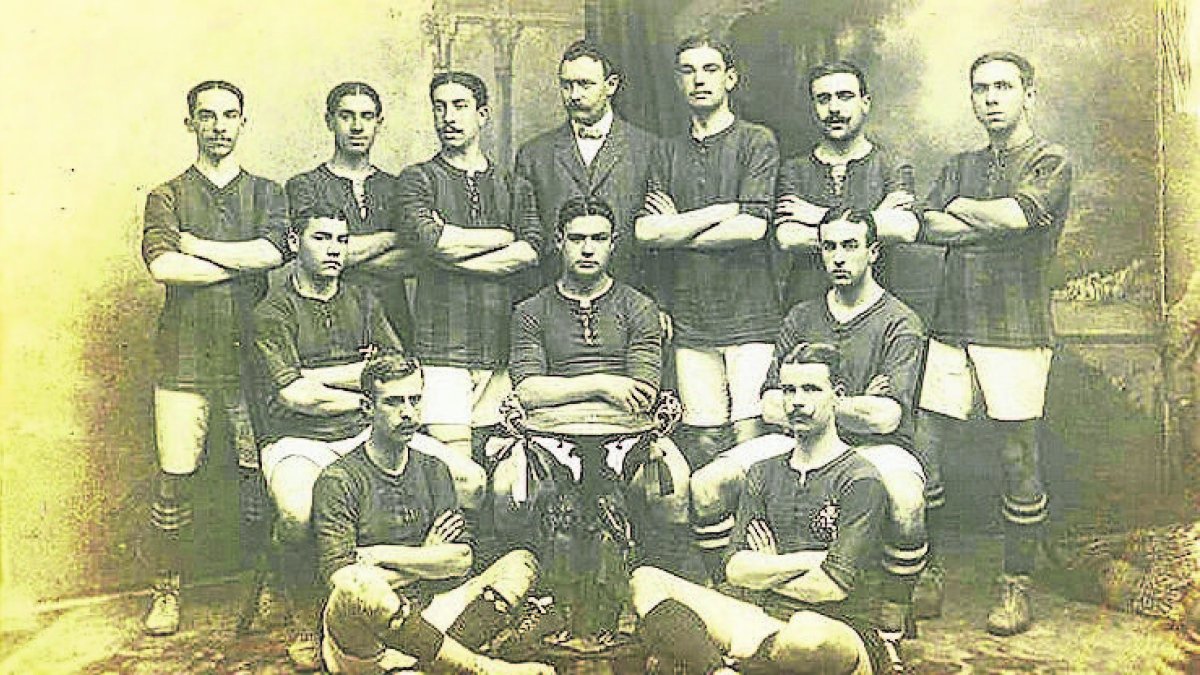 Pere Molins, dempeus amb bigoti el segon per la dreta. - ARXIU FC BARCELONA