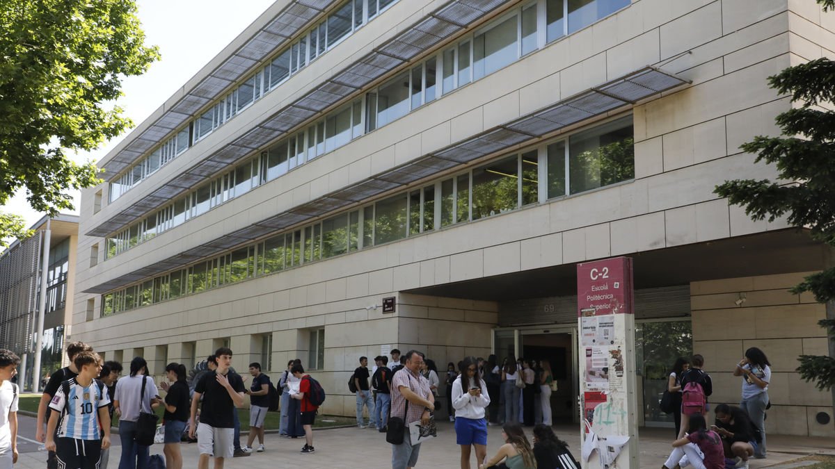 Alumnes que es van examinar de selectivitat el juny passat. - GERARD HOYAS