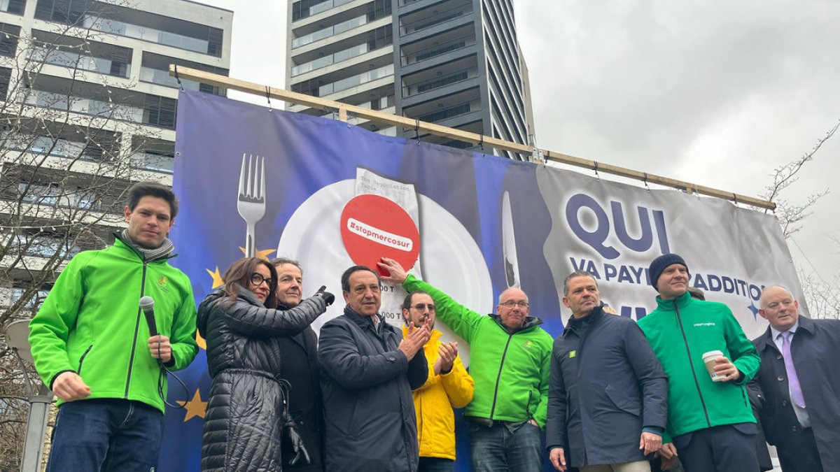 Agricultors i ramaders europeus van portar ahir el rebuig de l’acord amb Mercosur davant de les institucions comunitàries a Brussel·les. - ACN