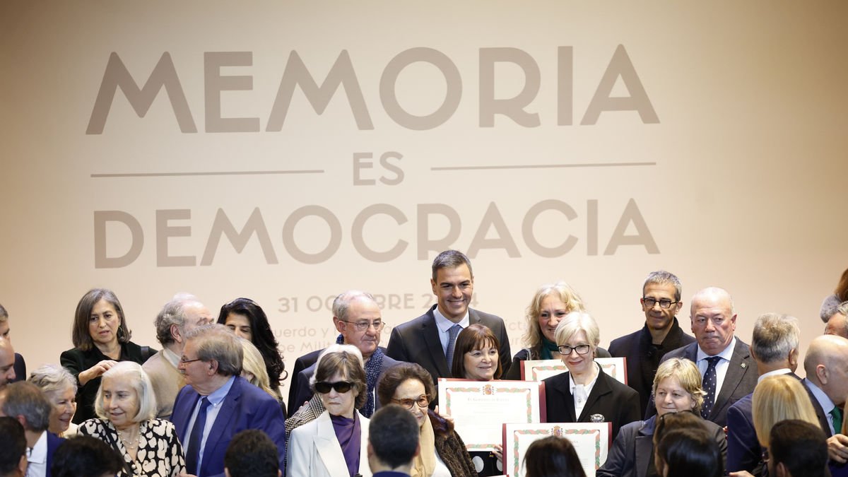 El president del Govern central, ahir durant l’acte a les víctimes. - EFE